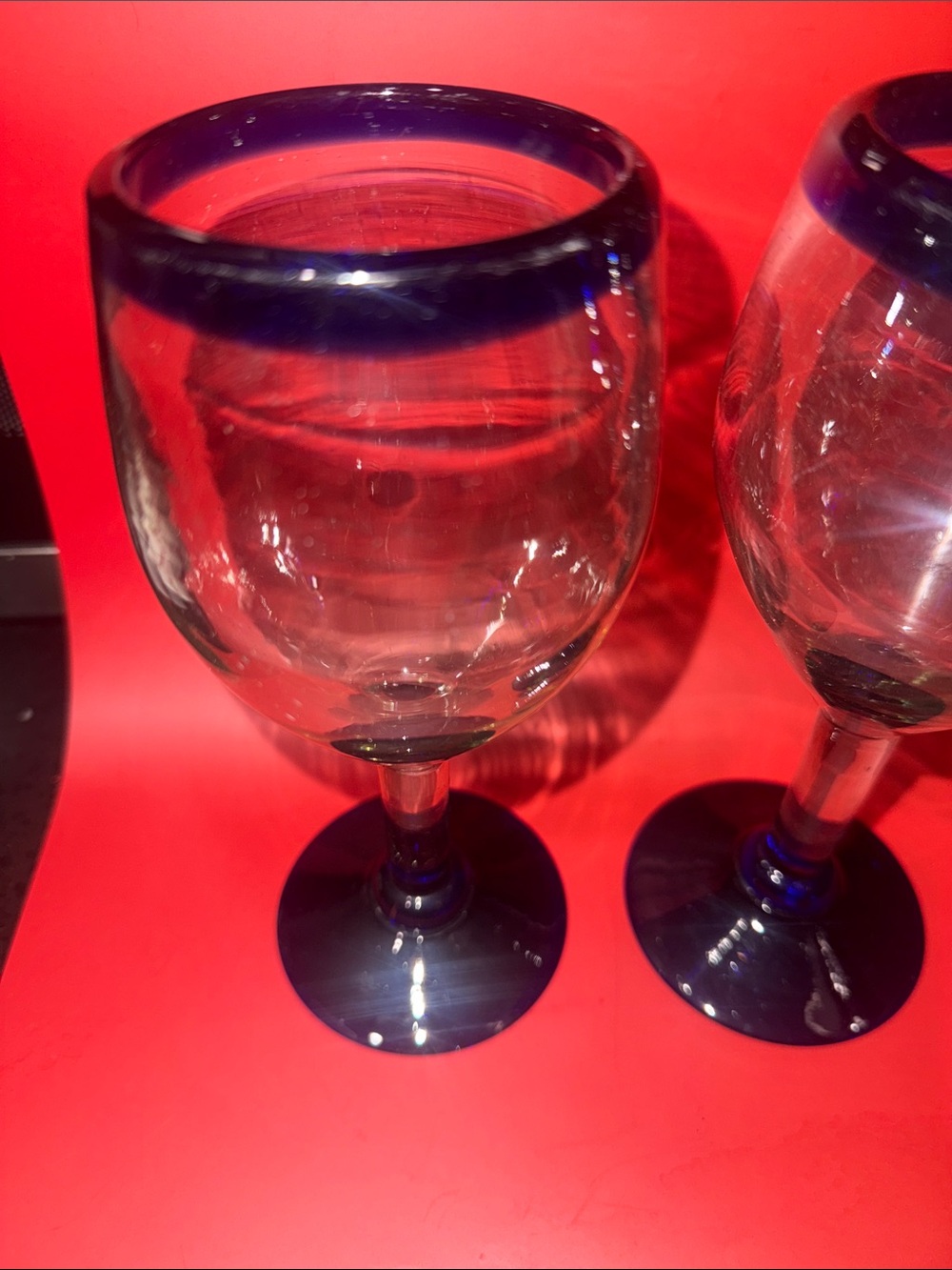 Pearson White Ceramic Serving Oven Bowls with Blue Trim and Brown Rattan Holder - Picture 6 of 8
